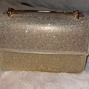 Beautiful gold purse ✨rhinestones on front with gold metal handle😍